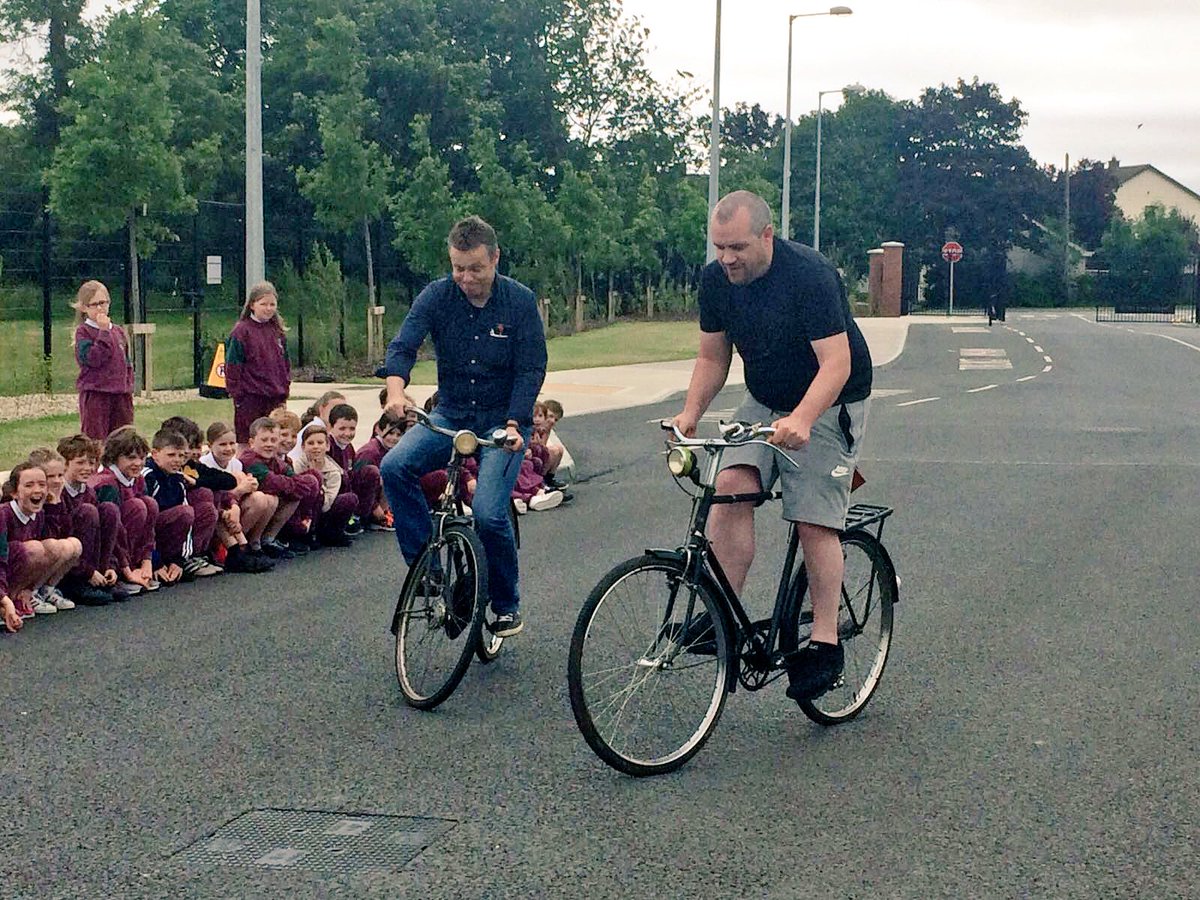 🚴🏼🛴🚲
Bike Week ina chraic cheart! Maith Coiste Glas as togha na hoibre an tseachtain seo agus <a href="/1murphycaroline/">Caroline Murphy</a> as gach cabhair #greenschools