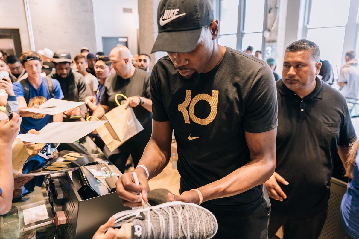 kustoo's tweet photo. The #SLIMVP pops up on fans in the Bay at Nike SF. @KDTrey5 https://t.co/Hwjayx2d1v