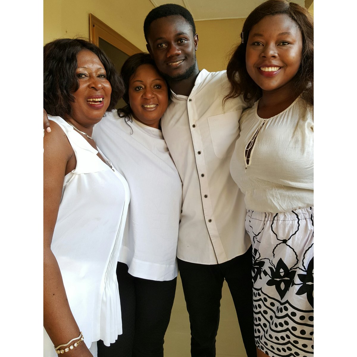 SAMUELF45781663's tweet image. Happy family