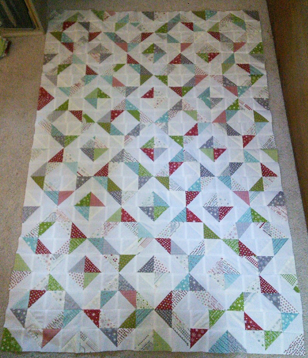 @MissouriQuiltCo I made a HST quilt, using your tutorial, with 'The Christmas Exchange' fabric! ❤ #msqcshowandtell #halfsquaretriangles