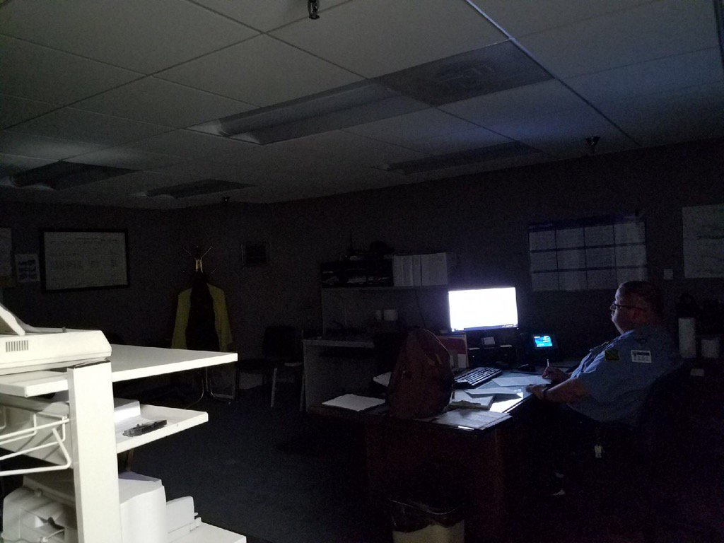 FlyMKC's tweet photo. The lights are off, but someone's home! #DaylightHour #DaylightKC #kc https://t.co/DiBegvdZw4