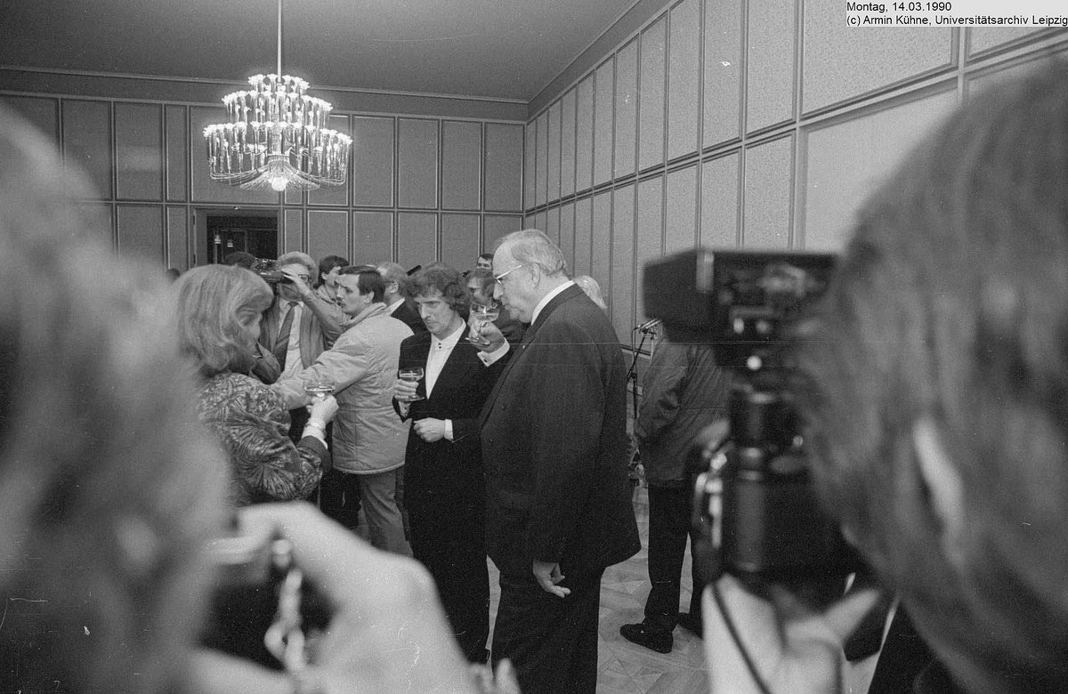 Uniarchiv's tweet photo. #HelmutKohl On 14 March 1990 in #Leipzig. https://t.co/oB8u0l4wZQ