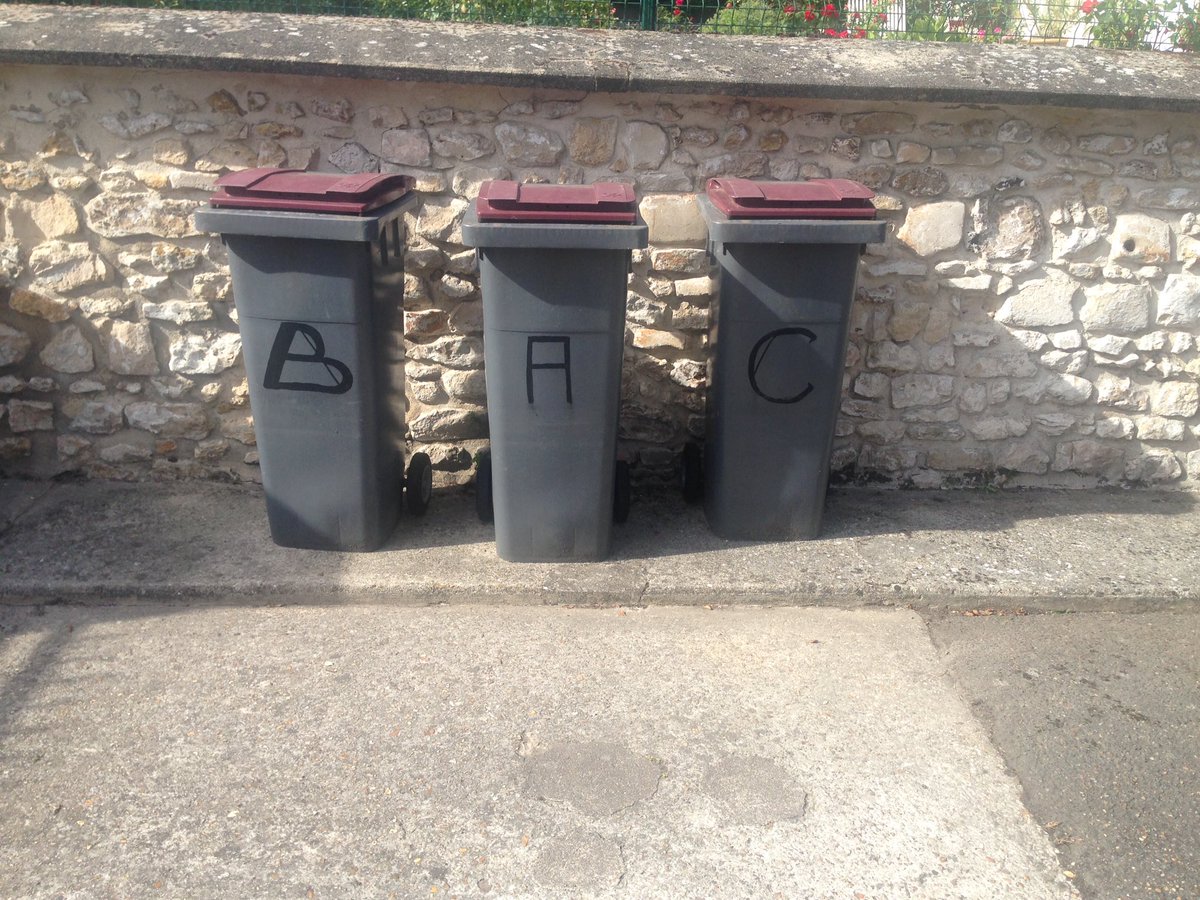 jerem_pat's tweet photo. Mes poubelles vous souhaite bonne chance #BAC2017 https://t.co/v9xmVmjfTZ