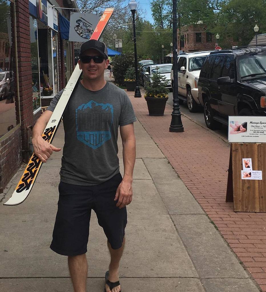 _PowderLove's tweet photo. Small summer project! Any guesses? #powderlove #summerproject #flipflops #k2 #stilluseable #notforskiing #summerfun https://t.co/SDiXOZ7PTr https://t.co/1xDCIWiKG7