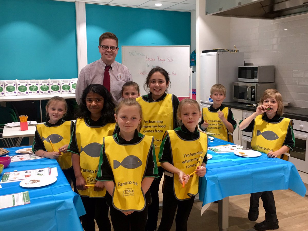 A lovely group have been to <a href="/Tesco/">Tesco</a> <a href="/LincolnExtra/">LincolnExtra</a> this evening for a #FarmtoFork Healthy Eating Trail 🍓🚜🥕 <a href="/EatHappyProject/">EatHappyProject</a>