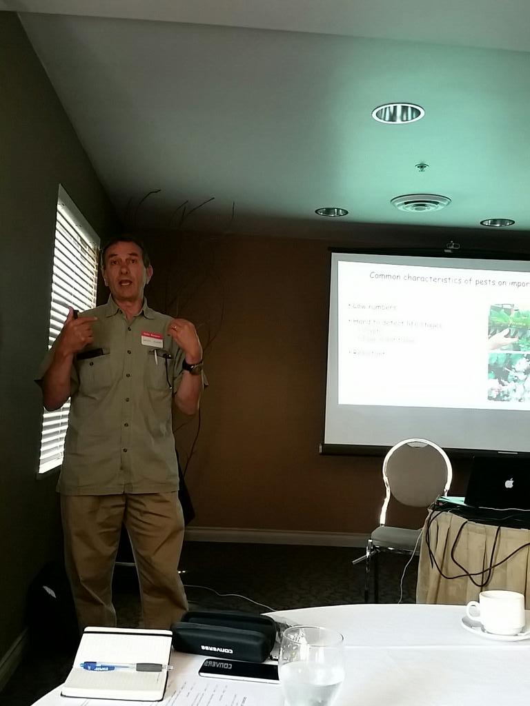 BugladySuzanne's tweet photo. Graeme Murphy talking about biocontrol in Abbotsford Canada #biocontrol #goodbugs #canada @vinelandrsrch https://t.co/Mu71rpYieK