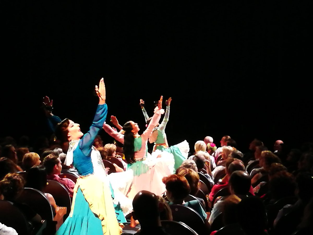 TeatroCervantes's tweet photo. Las bailaoras de @carmen_flamenca han arrancado su #Torera por el patio de butacas. Hoy estamos de estreno de @flamencoMlg https://t.co/WaA1ITKGM2
