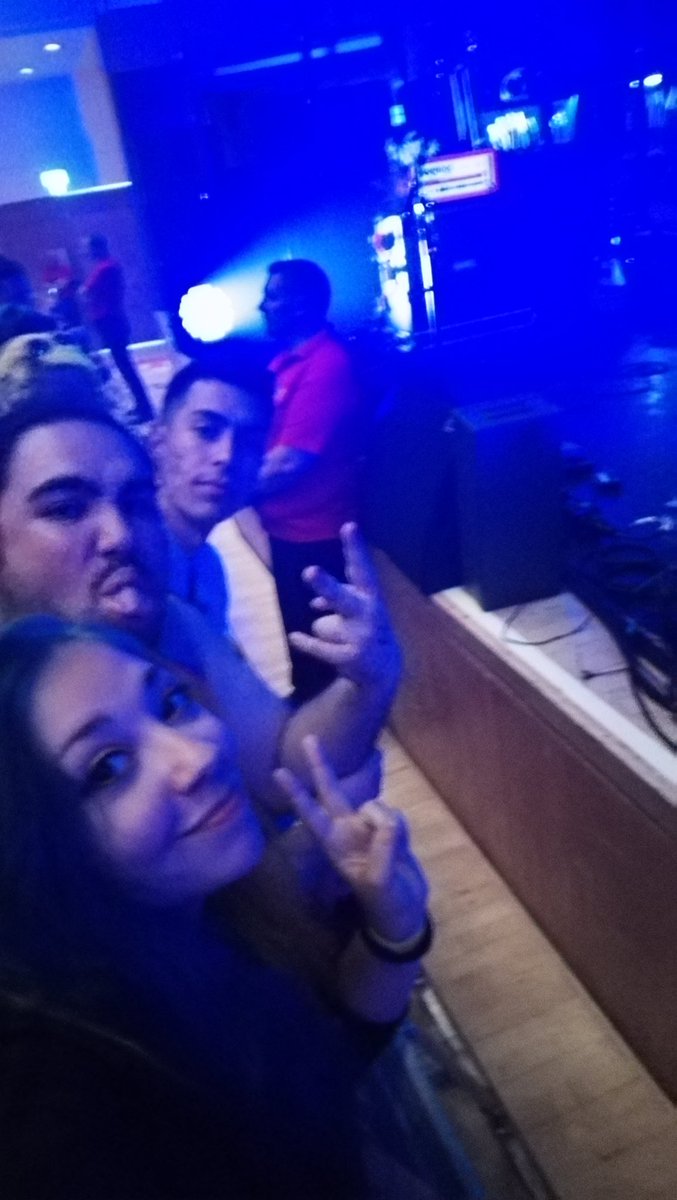 Pmore_Source's tweet photo. Front row   ☠💣💣 #ParamoreBelfast #SecondNight #Yaaas https://t.co/ofBjQ20RYK