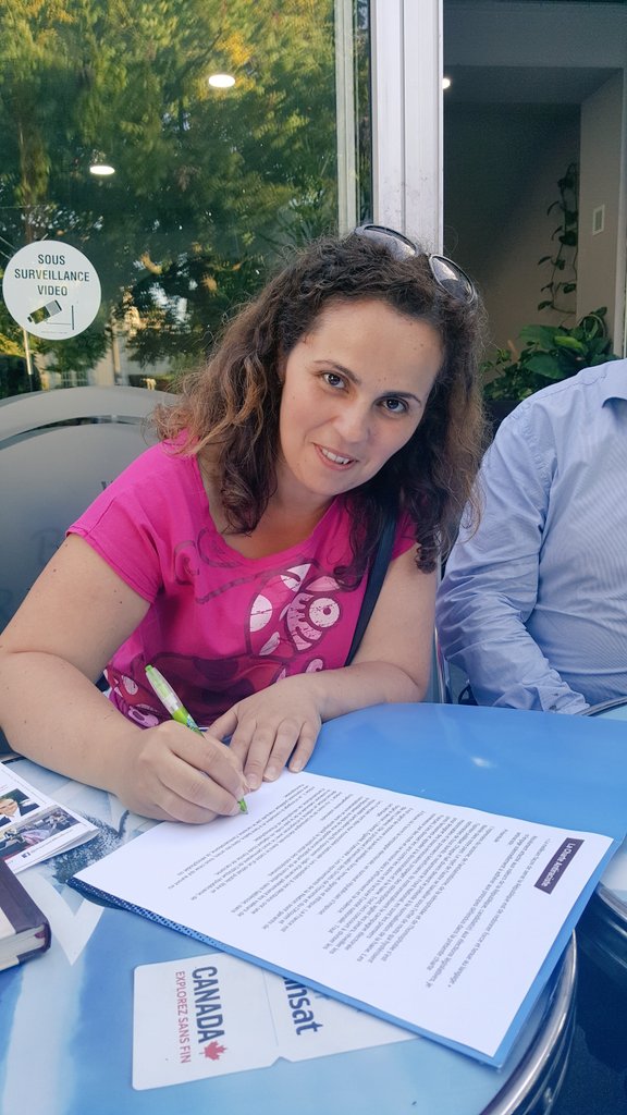 Julie_kiraga's tweet photo. Signature de la charte de la @_LICRA_ par @sheerazed2017 !
#circo9410 #legislatives2017 https://t.co/6QWOUFa0hN