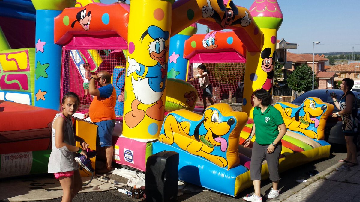 PSanIsidroBte's tweet photo. Candy-bar, hinchables, toro mecánico y karts en peña San Isidro #Benavente 

#toroenmaromado2017 con disfeute para todas las edades https://t.co/I8XoRC2ej7