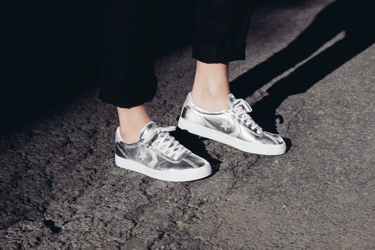 ¡Brilla! La tendencia metálica sigue.
#Converse https://t.co/0lKsyzjgDG