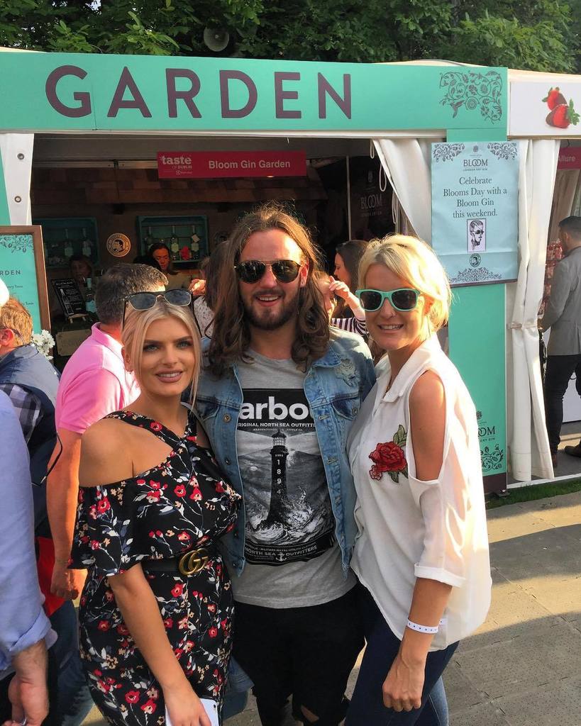 Alexsapienza's tweet image. It's blooming #bloomgin @ashleykehoe09 @mrmellonx @ldwhiskshe #tasteofdublin ift.tt/2roCvDd