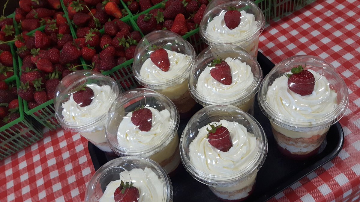LeapingDeerFarm's tweet image. Fresh strawberry trifle anyone? #leapingdeer #oxfordcounty #ingersoll #strawberries #buylocal #bakedfromscratch