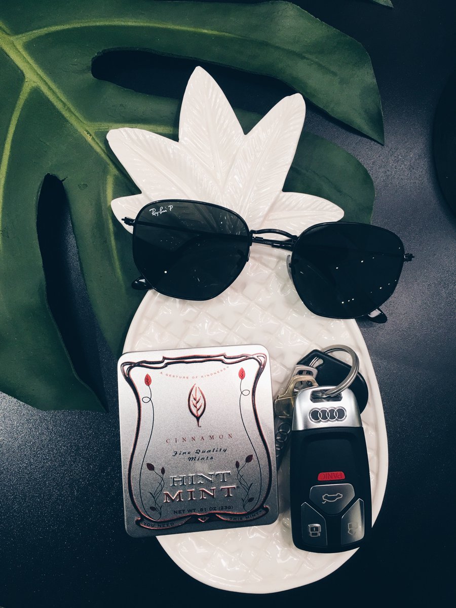 HintMint's tweet photo. Happy Fri-YAY! Our Cinnamon Classic #hintmint is the perfect accessory. #fresh #weekend https://t.co/86tcQG8rDA