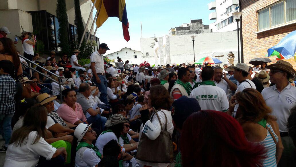 Bases_ColHumana's tweet photo. #PetroEnTolima Continuamos con la construcción de la #RutaProgresista. En estos momentos en Ibagué. #ColombiaHumana https://t.co/yEeHpZAXFf