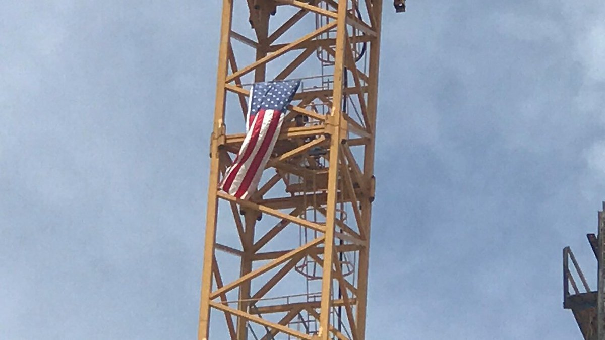 #BREAKING Man chains himself to crane in Miami, refuses to come down bit.ly/2s9ScAW https://t.co/ilNdTTyTg3