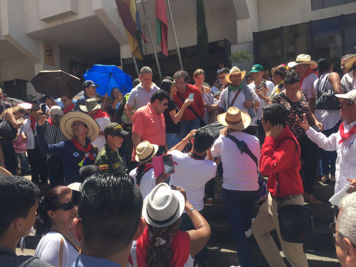 Bases_ColHumana's tweet photo. #PetroEnTolima Continuamos con la construcción de la #RutaProgresista. En estos momentos en Ibagué. #ColombiaHumana https://t.co/yEeHpZAXFf