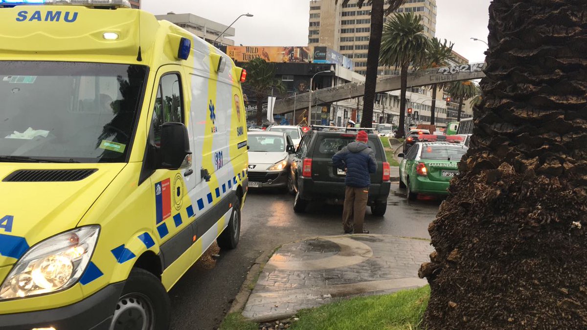 SamuValpo's tweet photo. Movil 4 SAMU en el lugar informa colision multiple.. 2 lesionados Errazuriz con Pudeto @ucvradio @Alertanoticiasv https://t.co/bcyZKrLmil