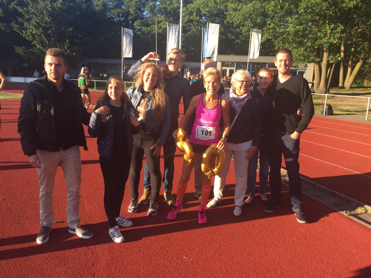 Wereldrecord W50 met drie seconden verbeterd naar 2:13.04. Nicole Weijling-Dissel flikt het op haar 50e verjaardag.