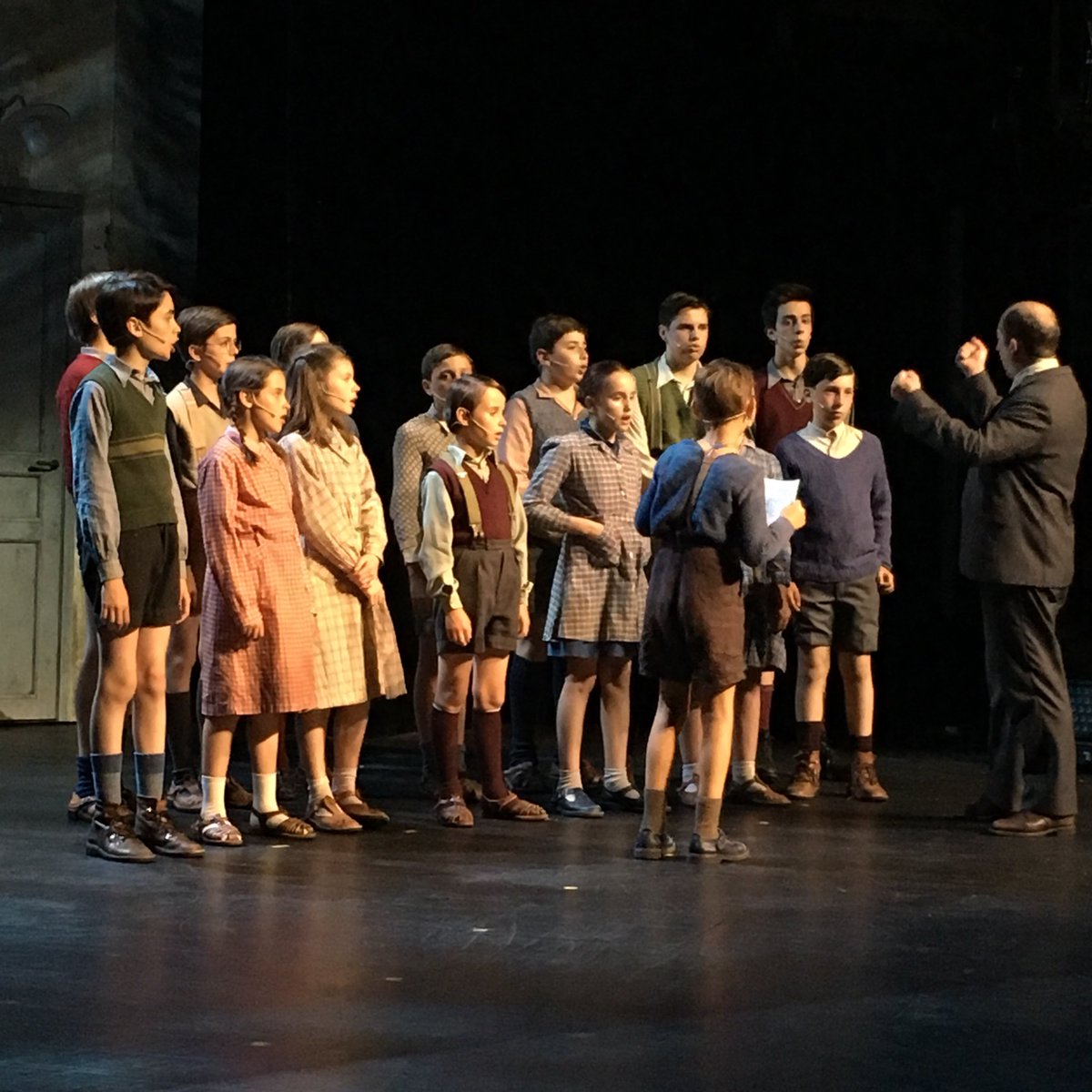 La chorale est enfin prête après de loooooongues heures de répétitions, on revient de loin n'est-ce pas ? 😅