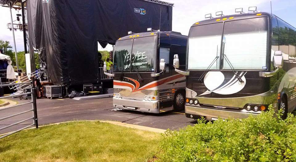 FreedomTheBus's tweet image. Rockton, IL tonight at Old Settler Days with @thecadillac3 #YeeYeeNation #GrangerSmith #EarlDibblesJR #HappensLikeThat