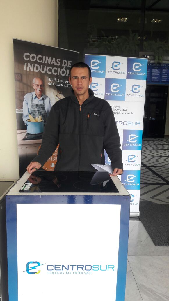 centrosurec's tweet photo. La seguridad y rapidez de las #CocinasDeInduccion motivan a la ciudadanía a adquirirlas. Guido Tacuri disfruta de estos beneficios. https://t.co/3Clhgv87O2