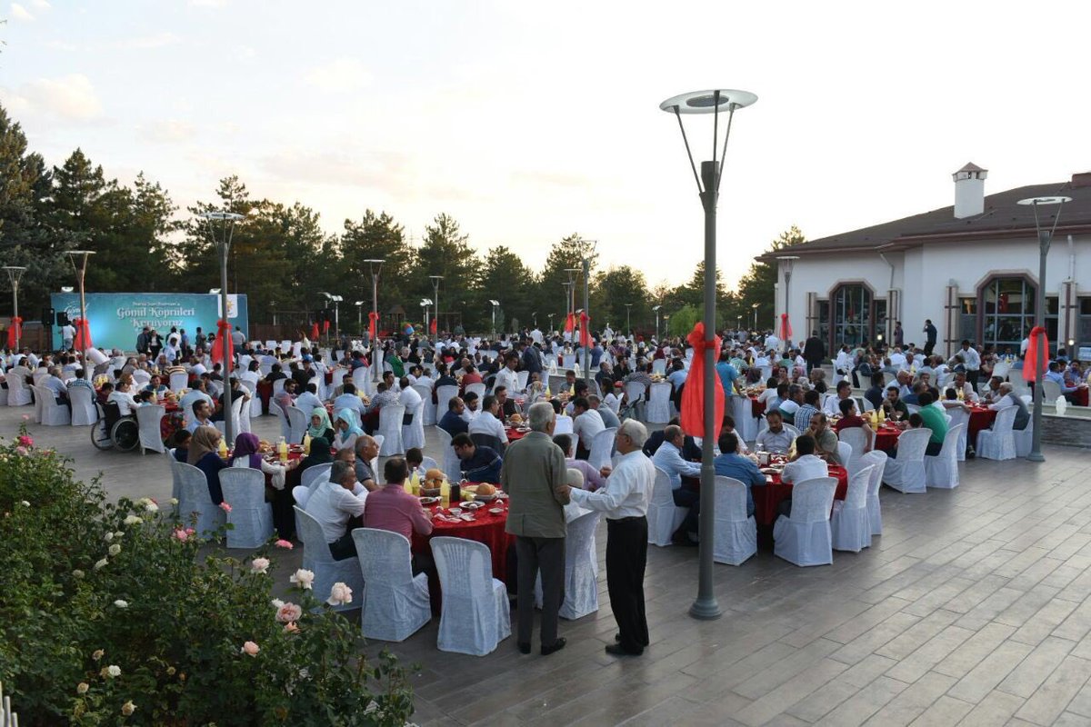 BatmanAkParti72's tweet photo. Batman-Bursa Gönül Köprüsü Projesi kapsamında kurulan iftar sofrasında Bursa teşkilatımız ile biraraya geldik. https://t.co/Xcu2IL7ZEk