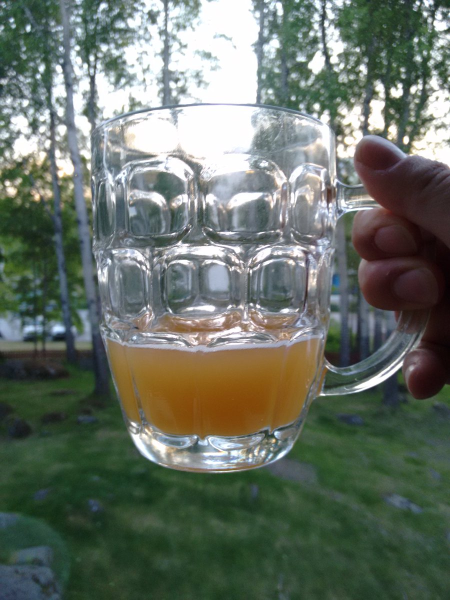 Välitarkistus: kylmässä käynyt juhannussahti on kepeää mutta makeaa.