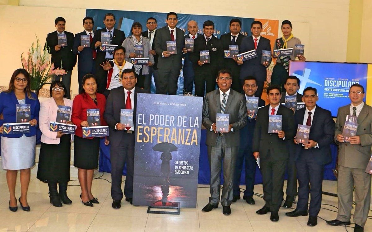 MinisterioAdvJS's tweet photo. "El Poder de la Esperanza" es el libro que entregaremos el 2018 en todo Sudamérica. 
Las #NuevasGeneraciones nos comprometemos. #JuntaMiCOP https://t.co/r7oUdjCdaY
