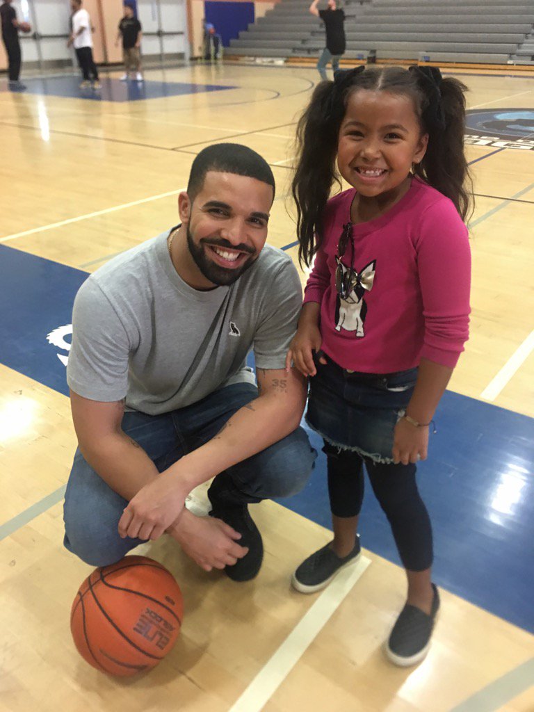 I think I actually met someone with a bigger smile than me! 😁😁😁<a href="/champagnepapi/">IDGAF ⁶𓅓</a> #drake