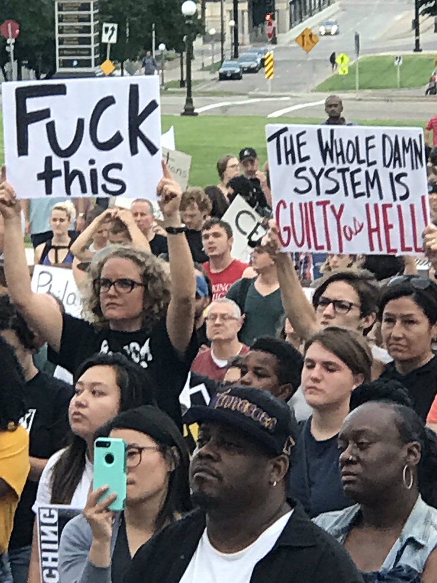 mosaicgraffiti's tweet photo. Thankful for white people who had time to make signs for this rally #PhilandloCastile https://t.co/iLiOaWkl5d