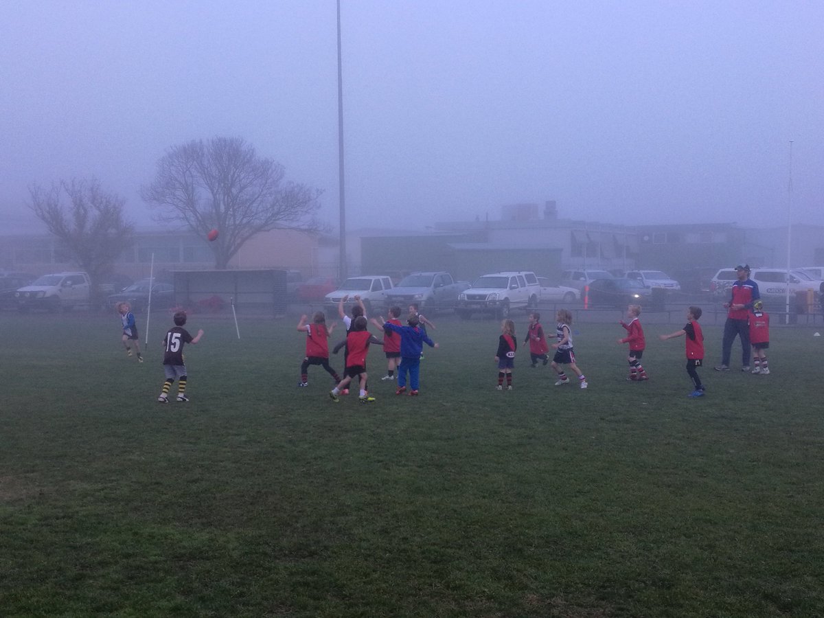 Foggy start for the <a href="/HorshamSaints/">Horsham Saints FNC</a> Auskickers. Great to have our <a href="/freodockers/">Fremantle Dockers</a> young gun <a href="/DARCYTUCKER_7/">Darcy Tucker</a> for support. #futurestars