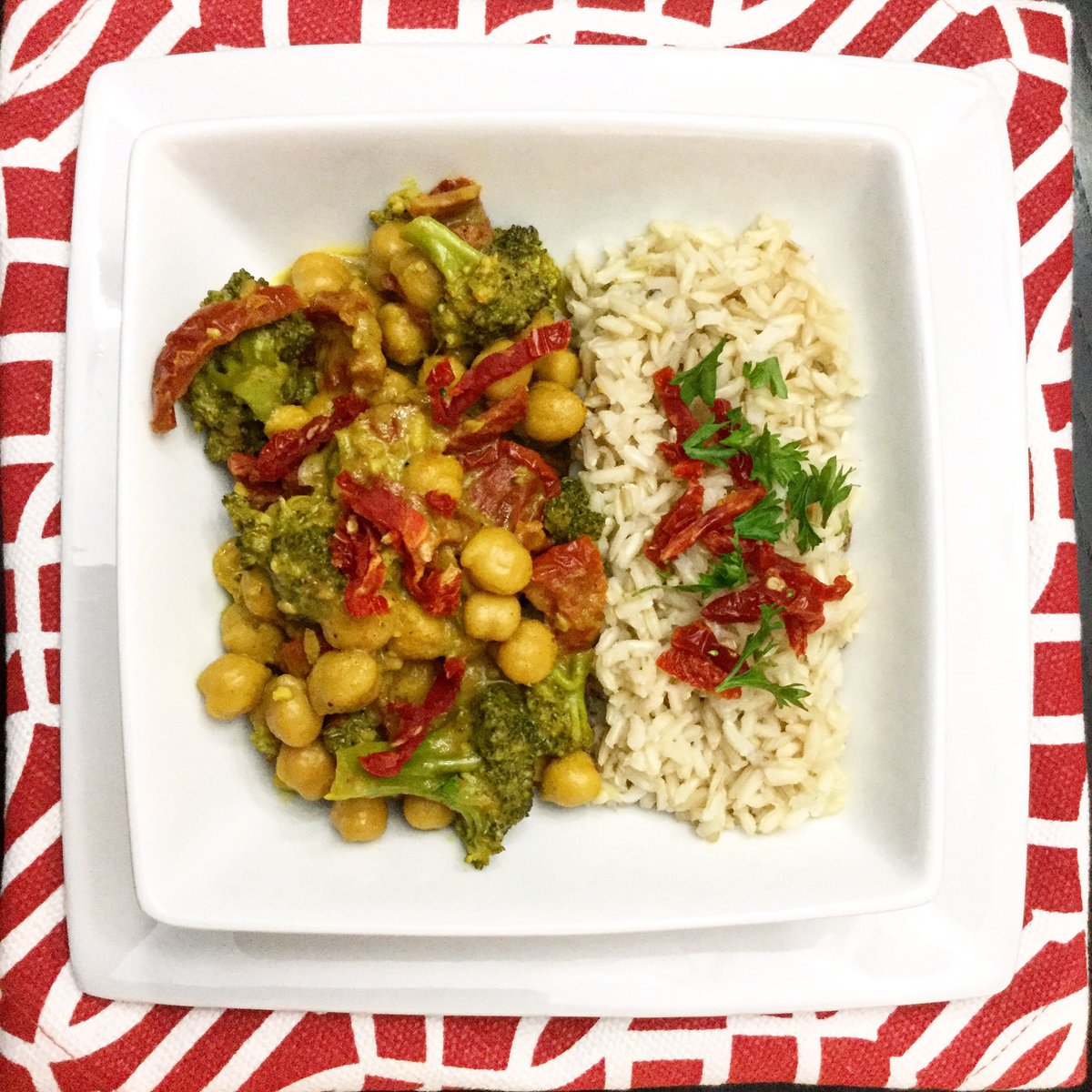 eatmygrassft's tweet photo. Broccoli &amp; Chick Pea Green Curry w/ Brown Rice #homemade #vegan #dinner #food #foodporn #chef #followme #eatmygrass #meatlessfriday https://t.co/4Sf9BLPQzK