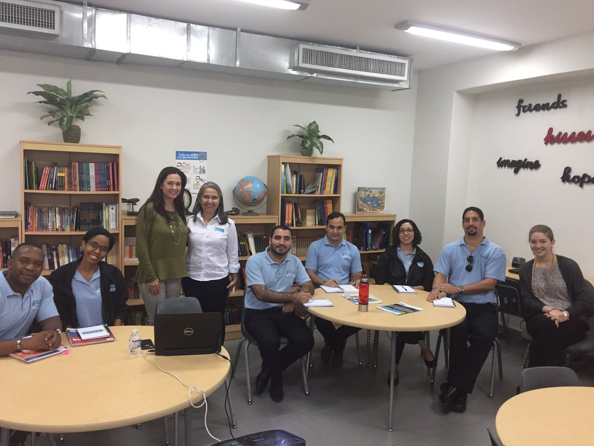 Irene Flores, Directora Académica del Programa Supérate, presentó al equipo del Centro Motta, la nueva edición de los programas curriculares