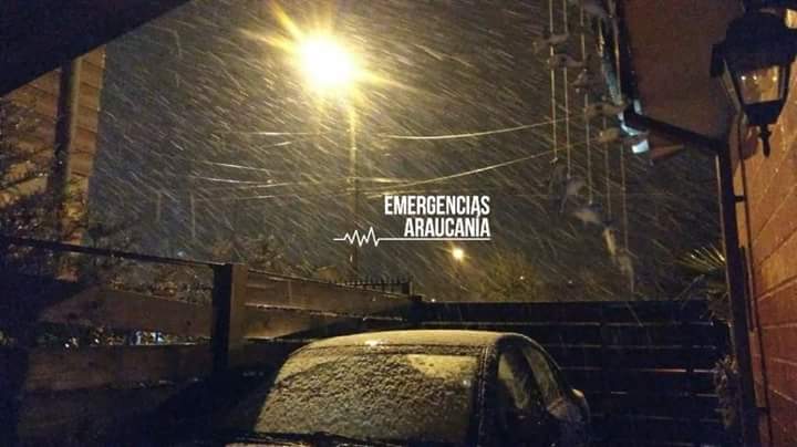 CarrascoMaarin's tweet photo. Temuco nevando es sorprende 22 años de la ultima nevazón que hubo pero un frío jevi #temuco #felizviernes ☺☺☺☺☺ https://t.co/d2c3B7wYcY