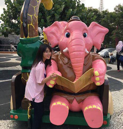 Waahh ada yg lebih lucu dari gajah, tuh yg di samping gajah, lucu nya kebangetan <a href="/nabilahJKT48/">Yeah... :v</a> :) #Int