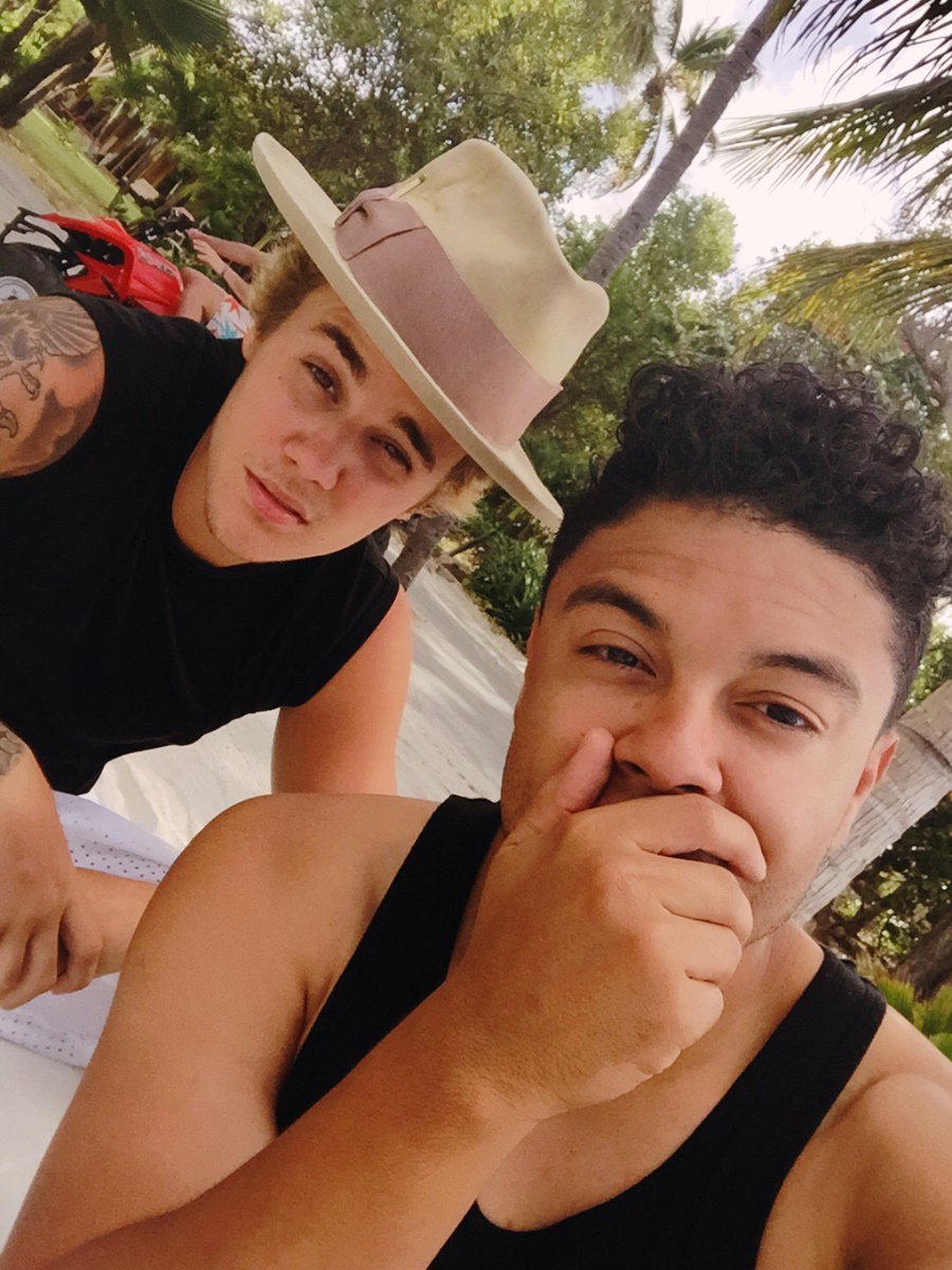 Hoje é aniversário do Alfredo Flores,amigo do Justin.Happy Birthday      . 