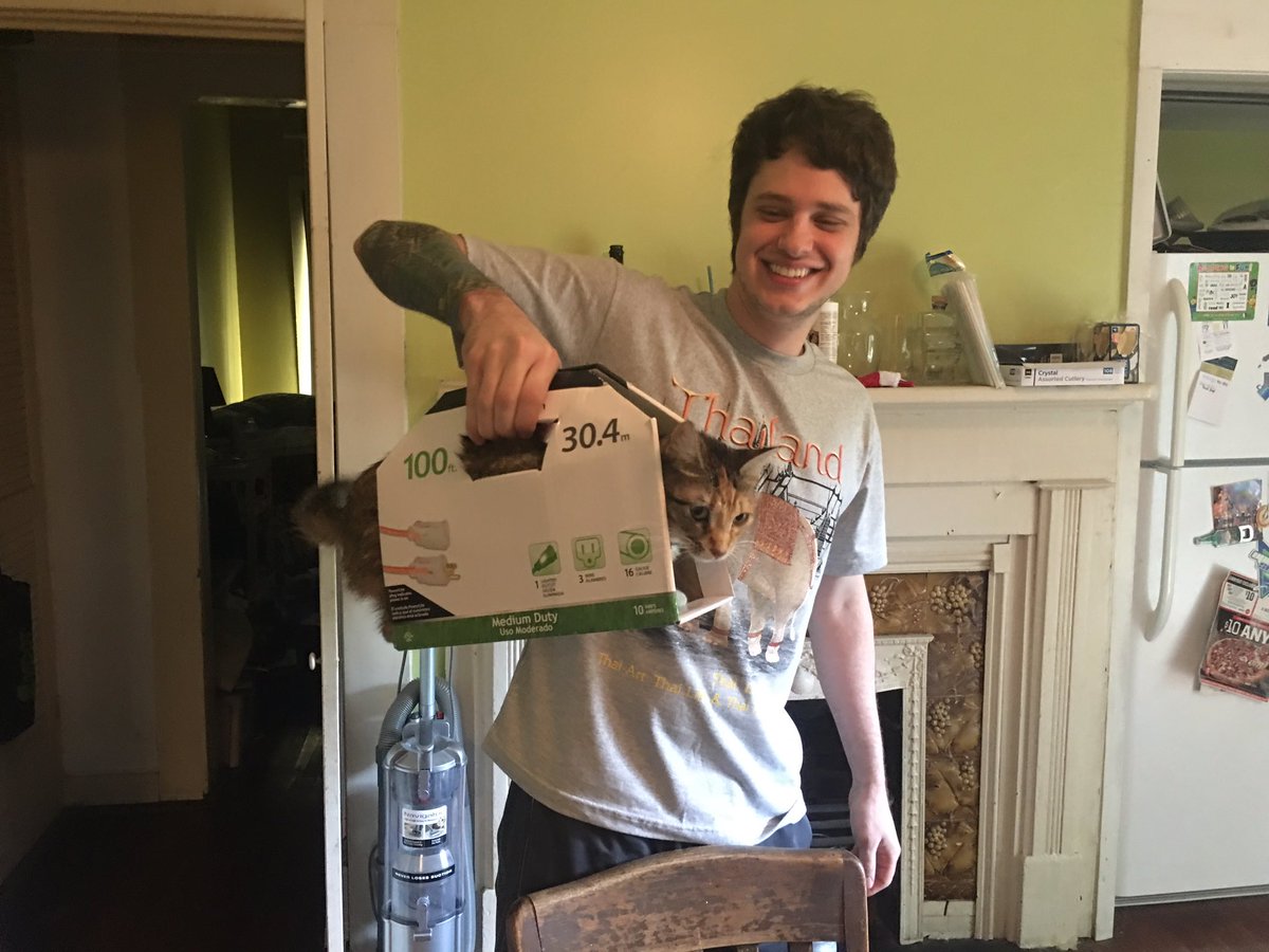 kevinhusa's tweet image. I picked up a $5 big box from Taco Bell. It wasn't exactly what I expected. 😂 #kittycarrier