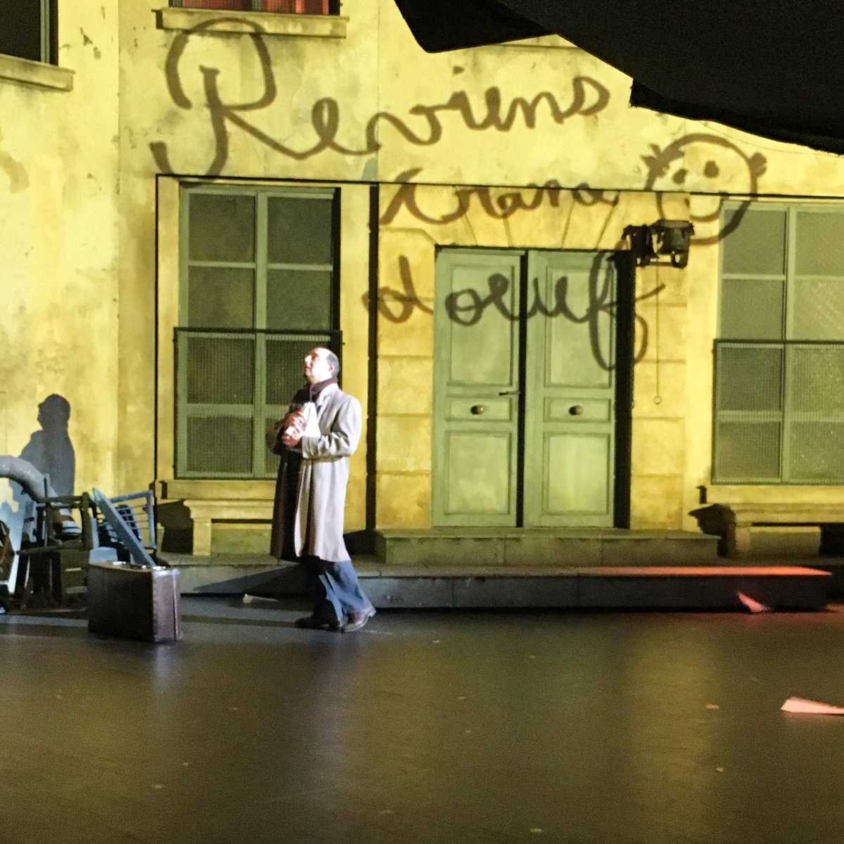 Nos enfants font leurs adieux à Clément Mathieu qui va nous manquer... retrouvez-le dès la rentrée avec la tournée #LesChoristes partout ! 💼