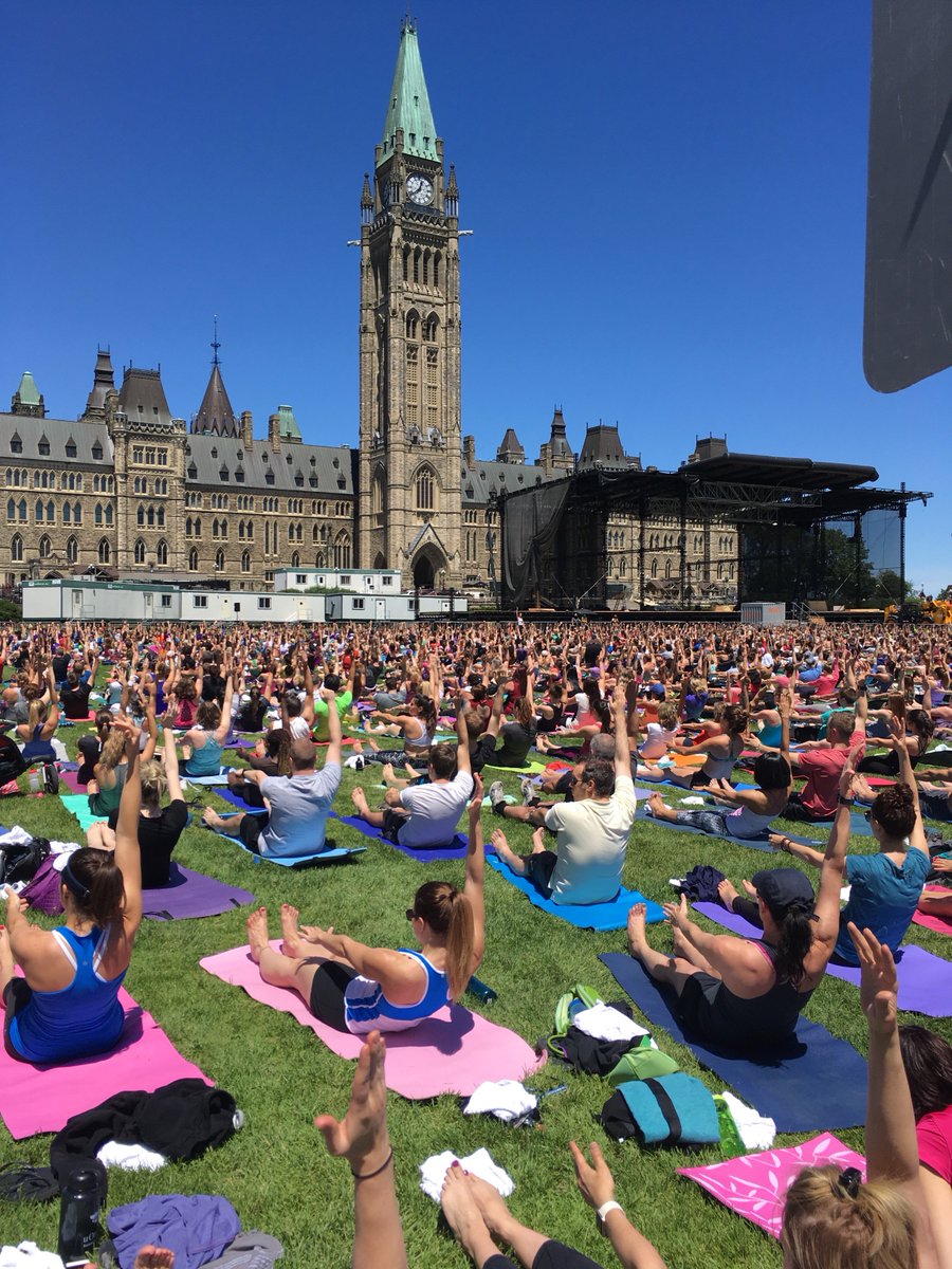HLSOttawa's tweet photo. #SPOTTED: Our HLS trucks full of #towels for hundreds of deserving #yogis on #ParliamentHill! We loved every minute of it #phy #phy2017 https://t.co/aoywcwHgGL