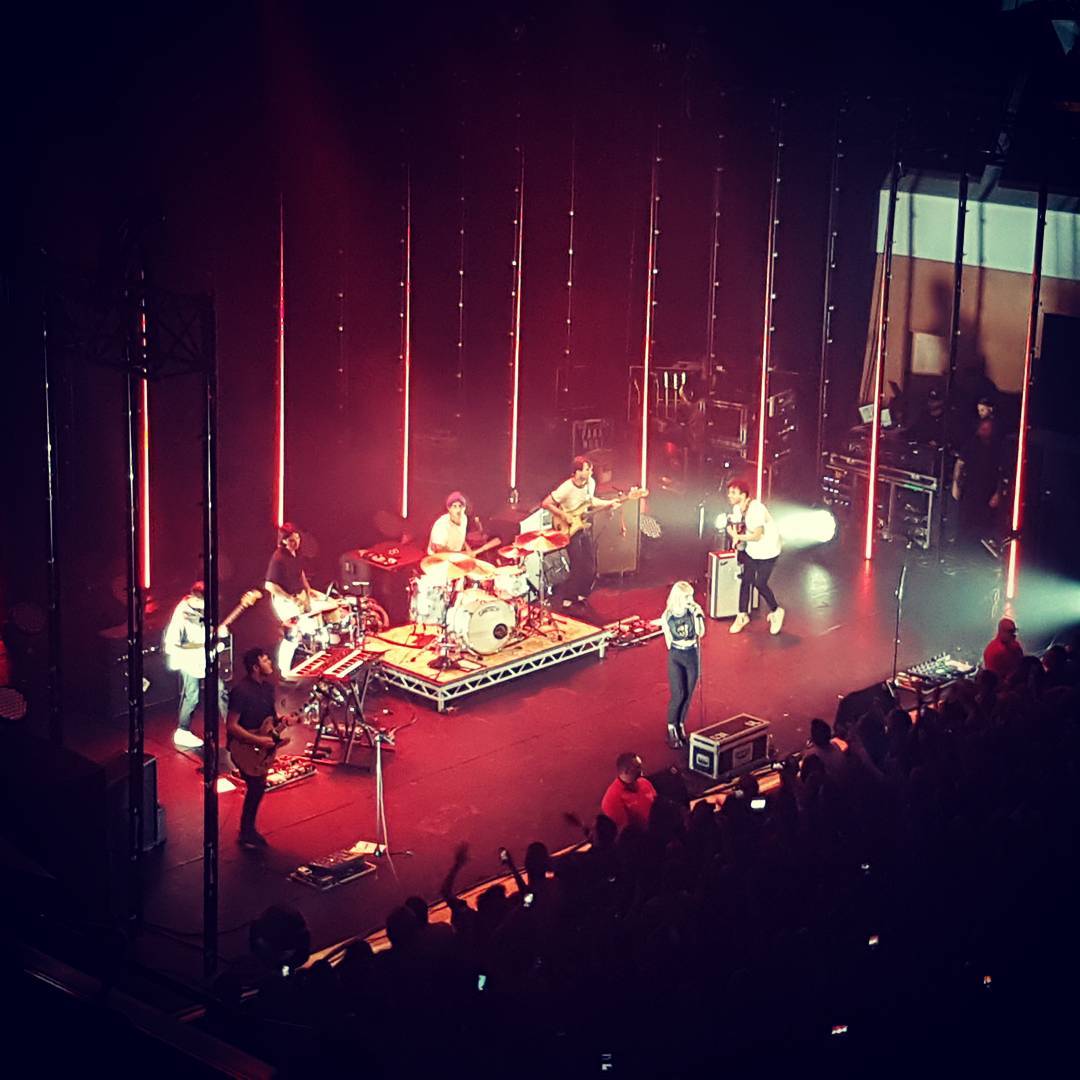 paramorebr's tweet photo. O segundo show da #TourOne já começou! A banda se apresenta em Belfast, no Irlanda do Norte. (via rachaelpaterson2020) #TourOneBelfast https://t.co/8WpVGiq8JB