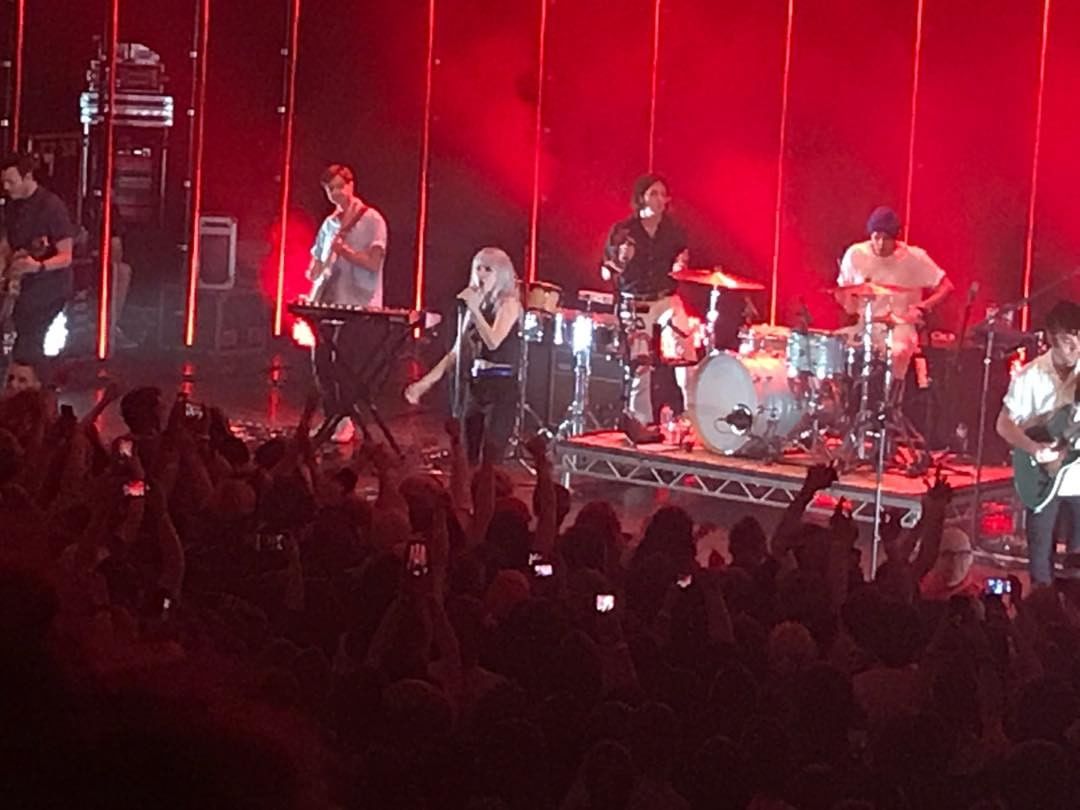Paramore_Mex's tweet photo. Ha comenzado el segundo show de @paramore por Europa. #TourOneBelfast https://t.co/JcgYZPG3fu