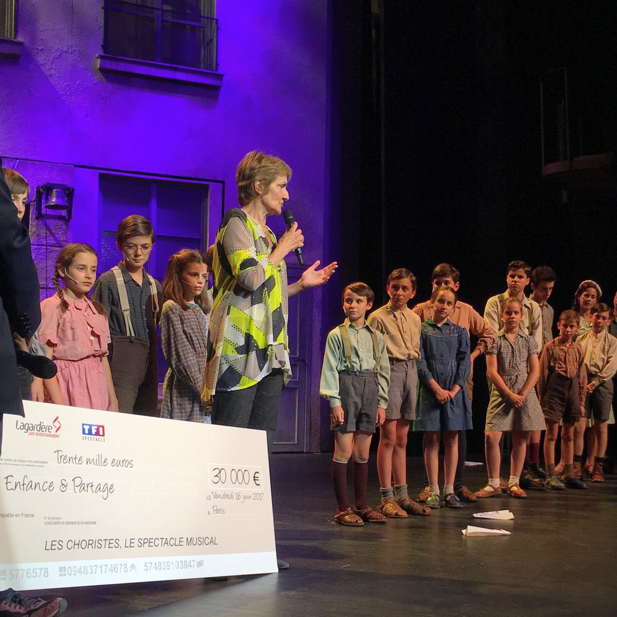 Grâce au succès du show, nous sommes heureux de remettre à notre partenaire <a href="/EnfPartage/">Enfance & Partage</a> un chèque de 30000€ pour les aider dans leur combat✨