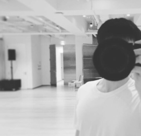 minseokanalha's tweet photo. O insta do Sehun é assim, ou é foto de objeto, ou é do vivi, ou é foto dele tampando a cara e quando ele mostra a cara a foto sai desfocada https://t.co/jFsejhRGXY