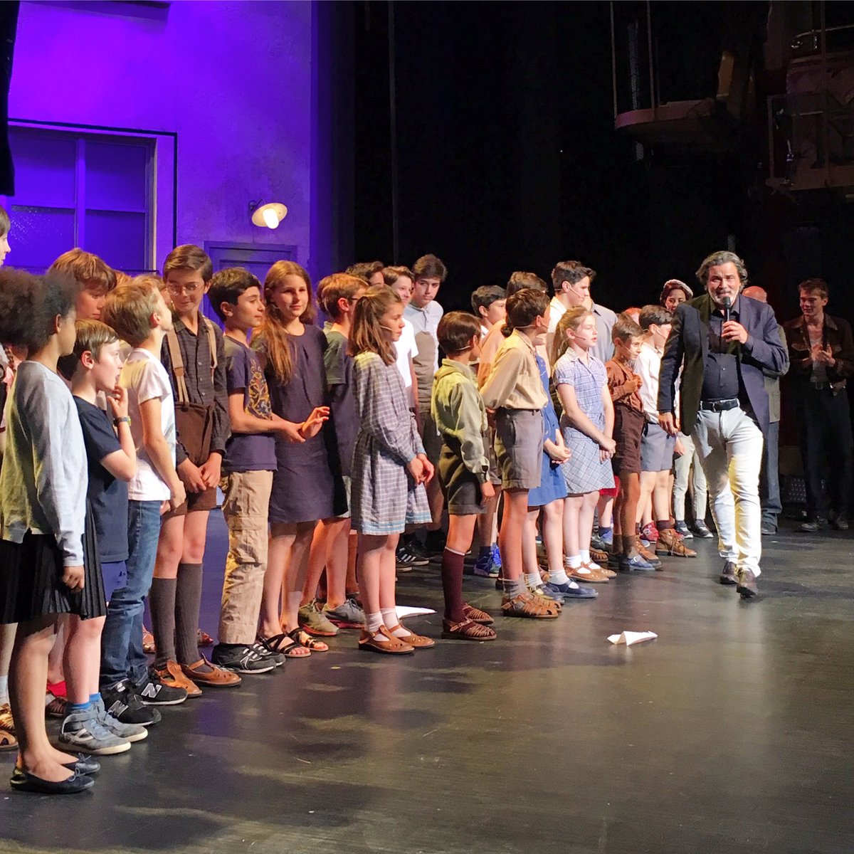 Les 45 enfants qui ont joué nos Choristes en alternance sont réunis sur la scène des #FoliesBergere pour cette dernière !!! 💥
