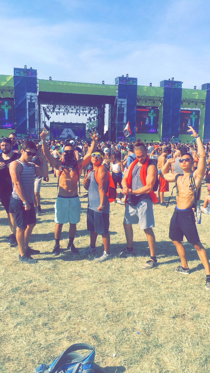 YaBoiGabe28's tweet photo. Everyday we lit #SAMF17 https://t.co/kRYRqSJwPO