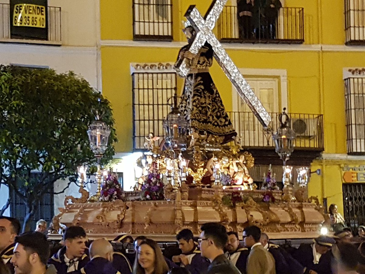jsanchezdlreyes's tweet photo. La cofradía dela Paz o "abajo" de Antequera, estrenando el Viernes Santo la talla del trono del Nazareno y daga para la Virgen con mi diseño https://t.co/ackmJmMsyC