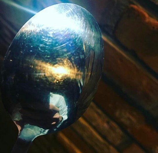 minseokanalha's tweet photo. Sehun postou a foto de uma colher e o reflexo dele nela foi o mais perto de uma selca dele q nois ja chegamo a ver após 84 anos https://t.co/YhnN3fbBrU