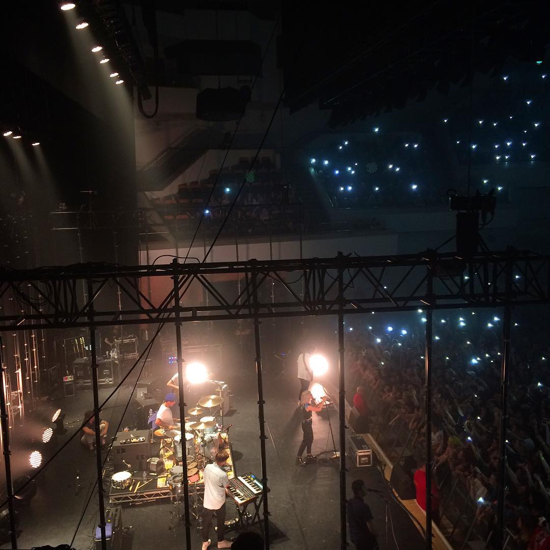 paramorebr's tweet photo. Paramore no palco! (via rollinspromo) #TourOneBelfast https://t.co/gnwM8S6dFb