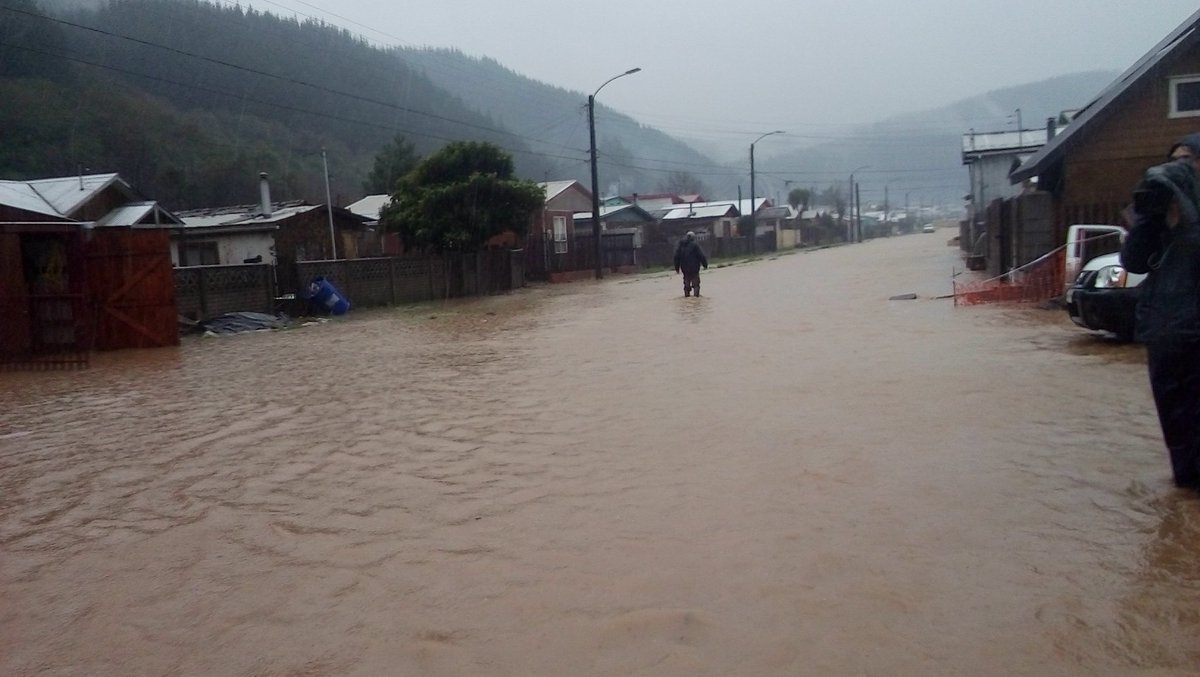 CEspinozaQ's tweet photo. Alcalde de Curanilahue, Luis Gengnagel, solicita declarar Estado de Excepción Constitucional en su comuna. 40% de la ciudad bajo el agua. https://t.co/jFvw9vV9L6